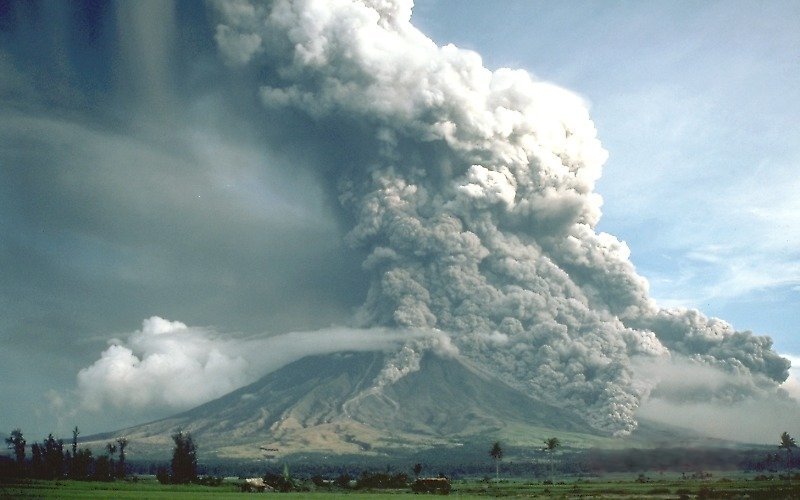 Optional image title Huge ash cloud billowing out of the Mayon Volcano, Philippines and it subsequent collapse leading to a pyroclastic flow down the sides of the volcano
