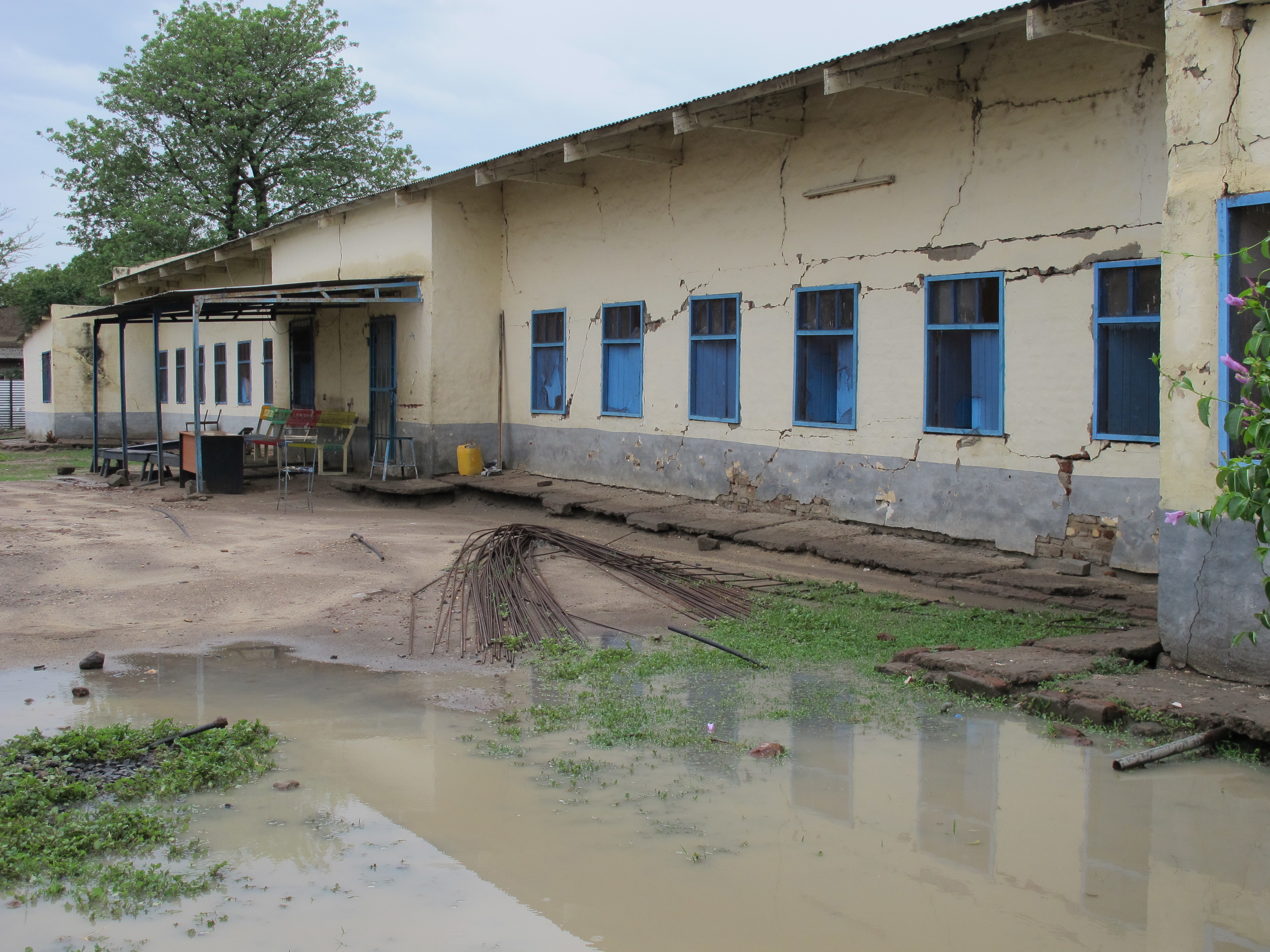 A hospital building in Sudan with large cracks in the wall