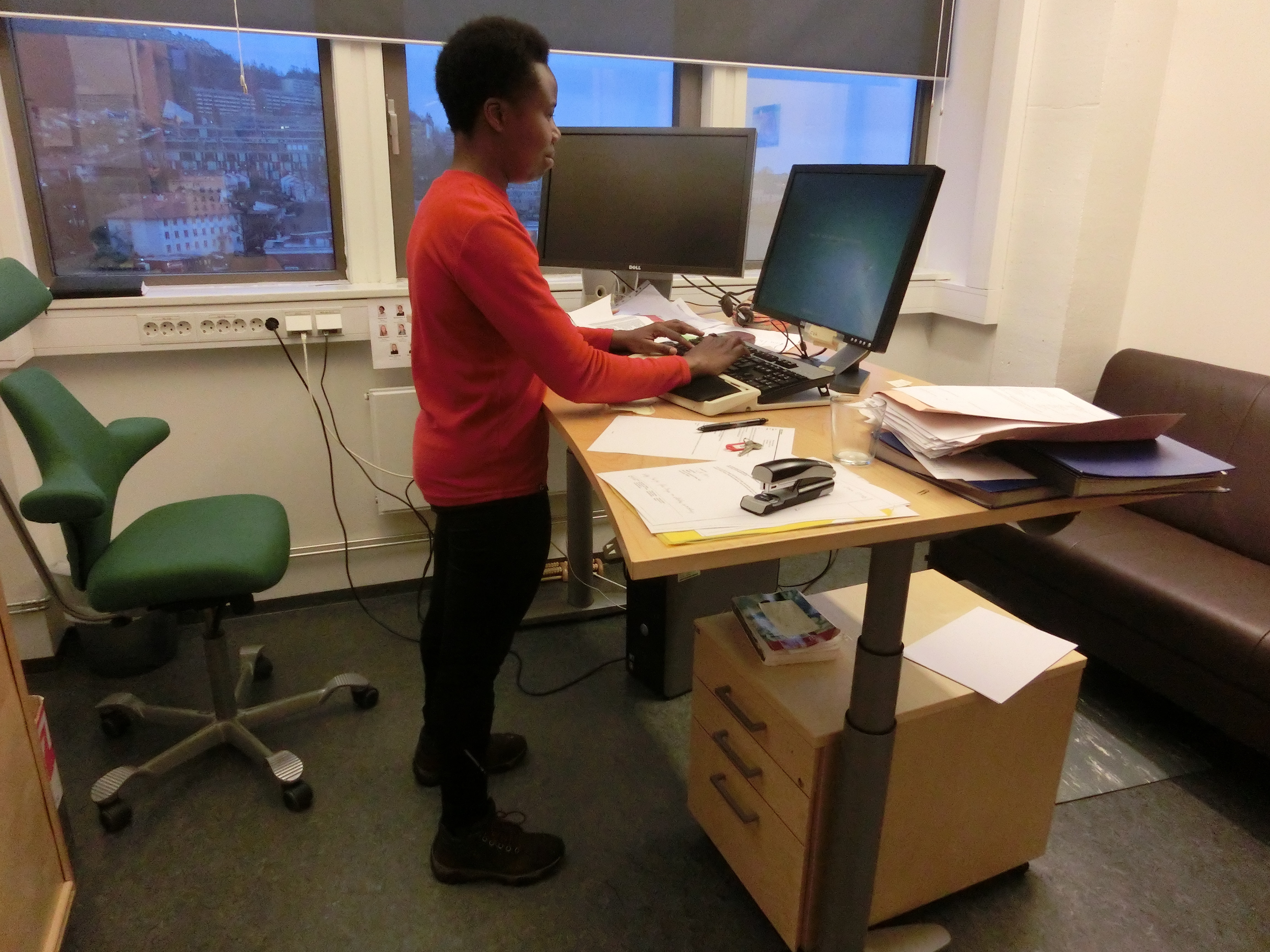 Office worker standing by her desk_CIMG5555.JPG