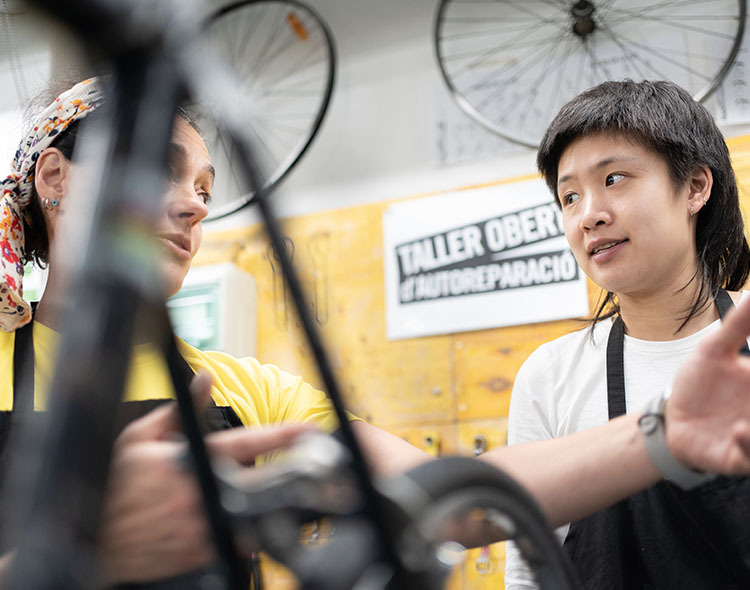 Bike repair discussion in a bike kitchen.