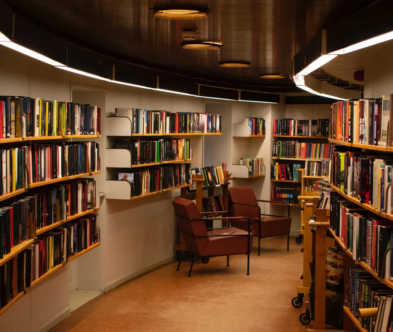 A curving library with chairs