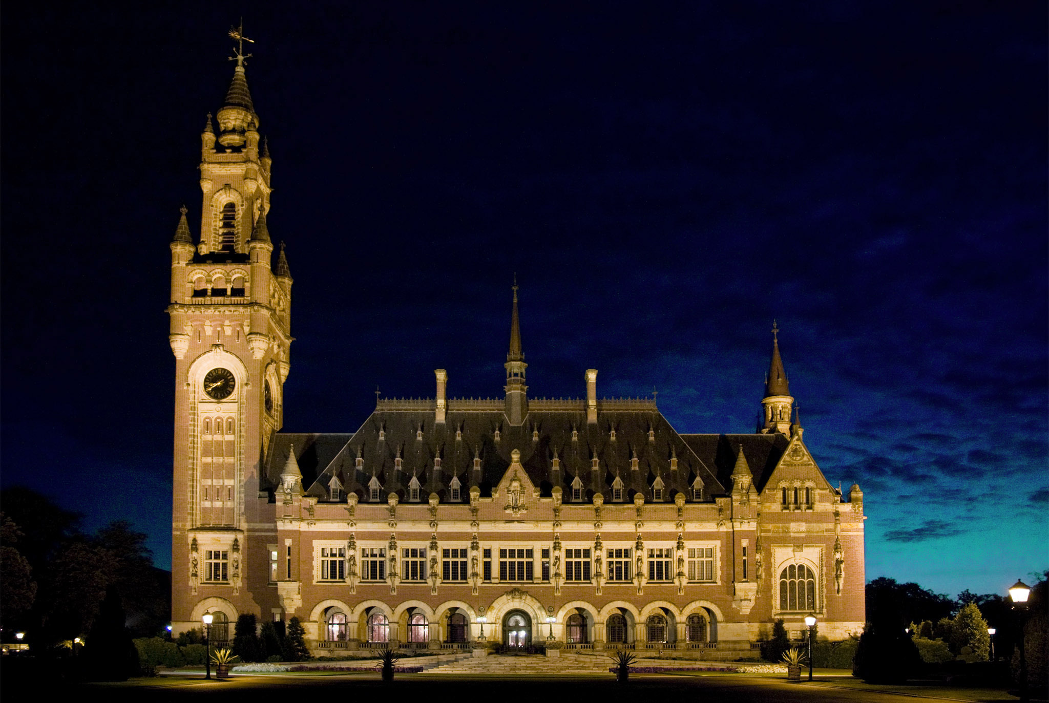 Photograph of the facade of the Peace Palace lit up at night time