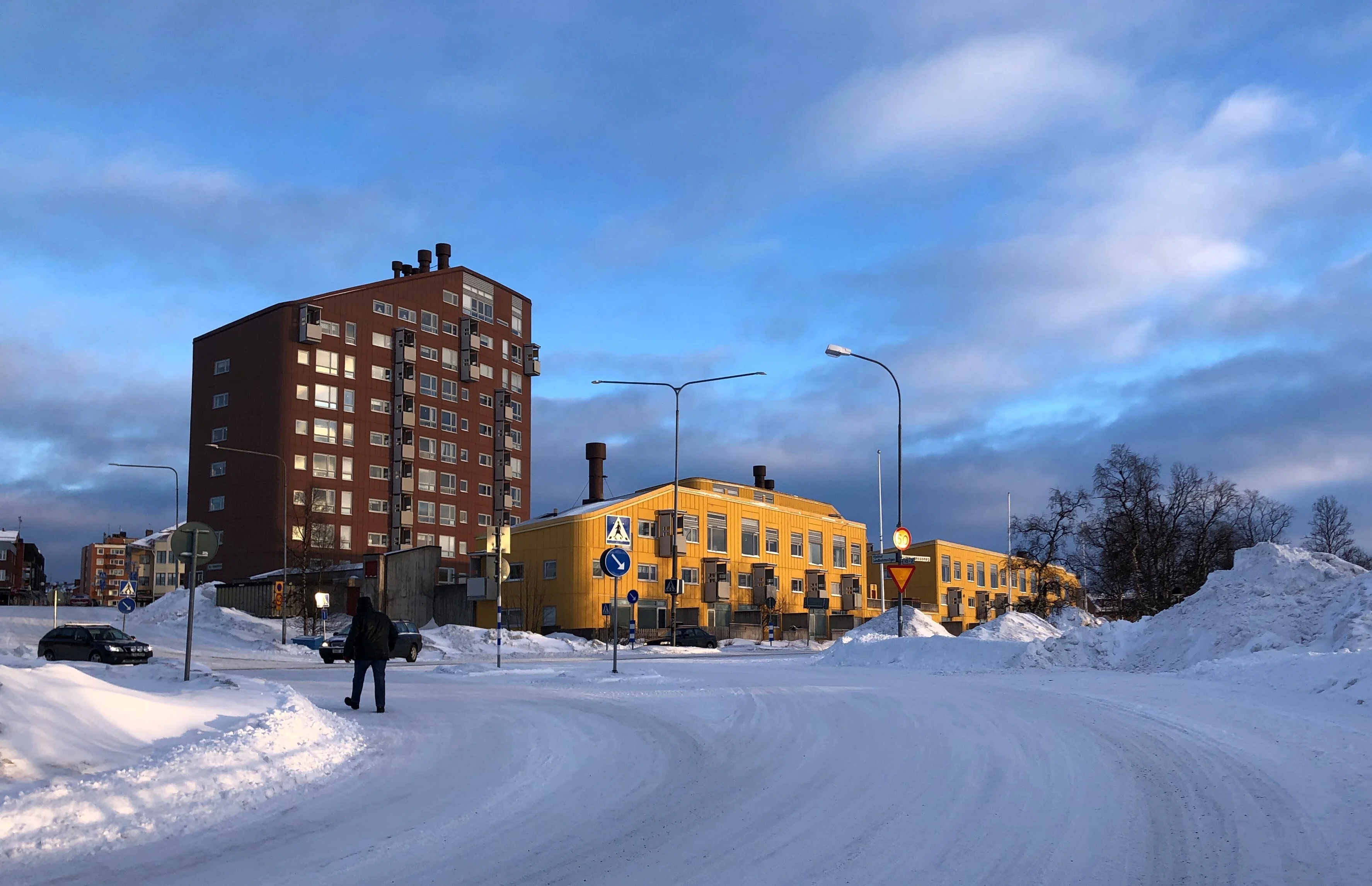 由建筑师拉尔夫·埃斯金（Ralph Erskine）设计的瑞典基鲁纳（Kiruna）的建筑。