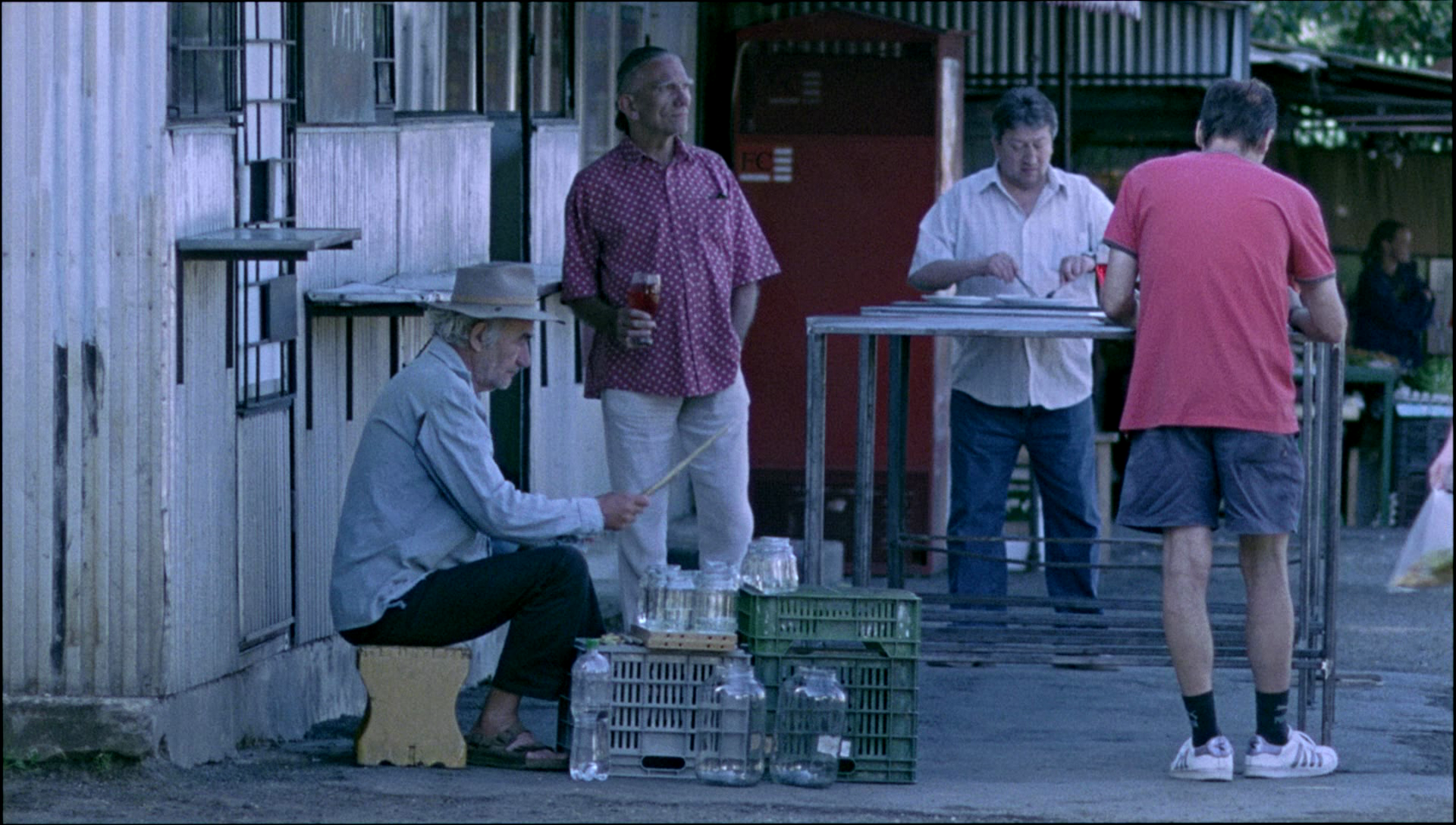 Image of all characters in the cafe from the film Szalontudo