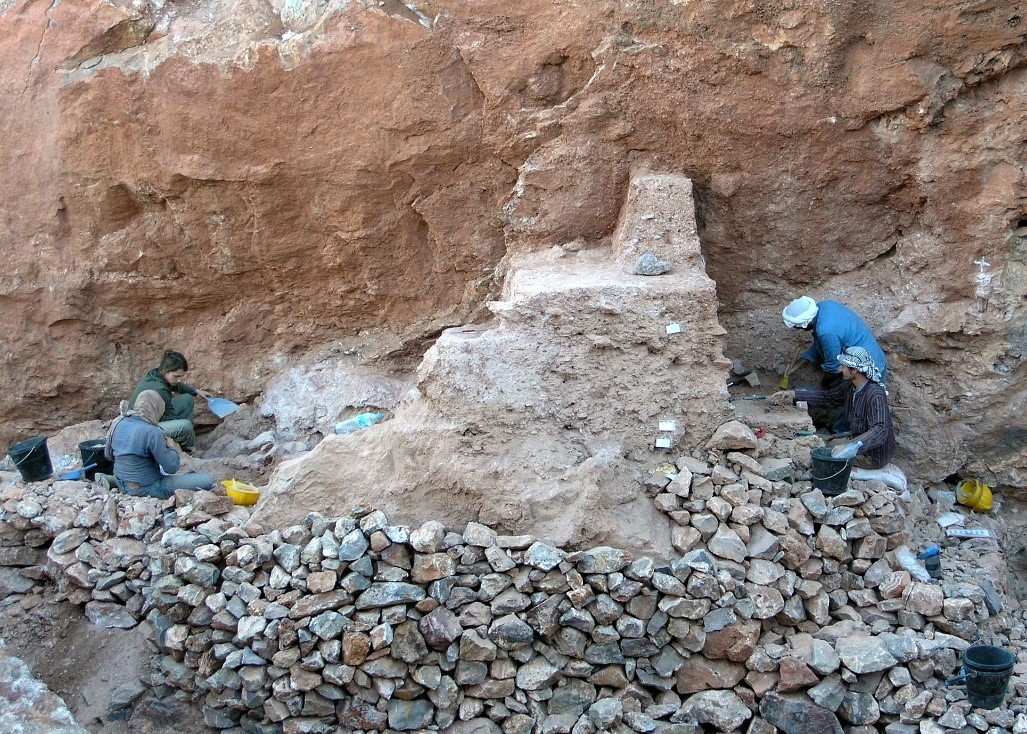 Excavators working on the remaining deposits at Jebel Irhoud (Morocco). (Picture Shannon McPherron, MPI EVA Leipzig, License: CC-BY-SA 2.0) Excavators working on the remaining deposits at Jebel Irhoud (Morocco)