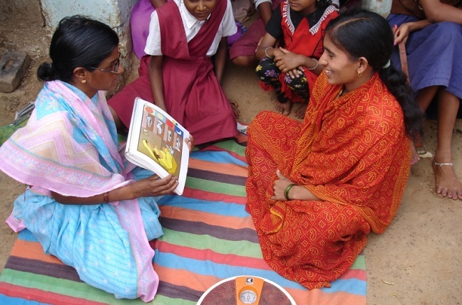 A Community Health Worker talks to an expectant mother in Bangladesh.