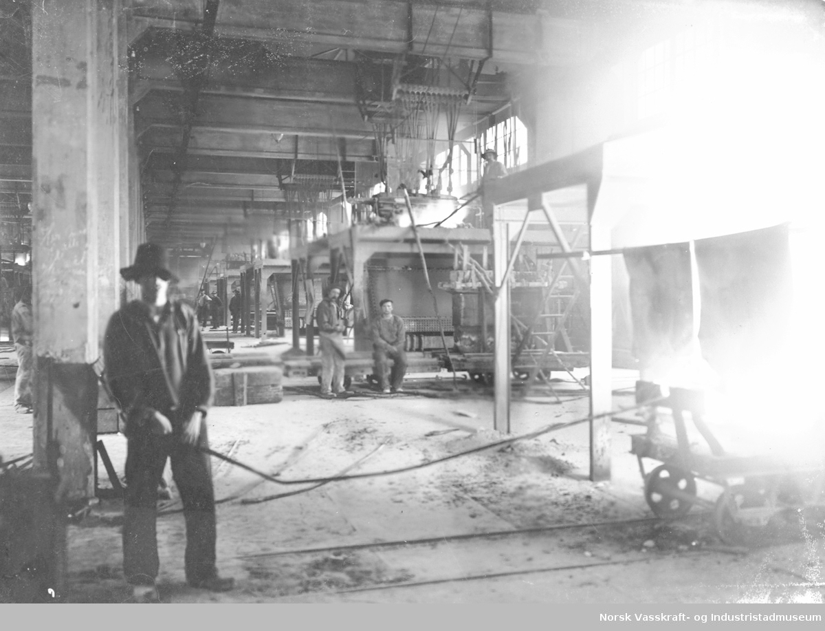 Tapping a furnace in a Norwegian smelter, dated around 1910. Alby United Carbide Factory Ltd.