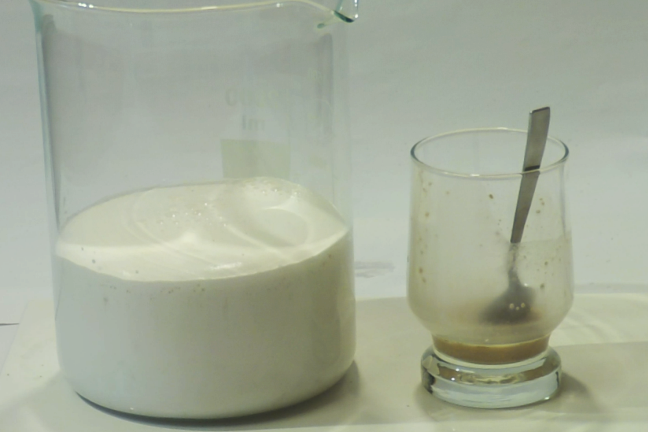 Espuma producida como levadura añadido al gas oxígeno formas de peróxido de hidrógeno (y agua).