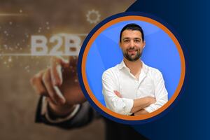 Man in white shirt with B2B sales background promoting data-driven sales and storytelling course.