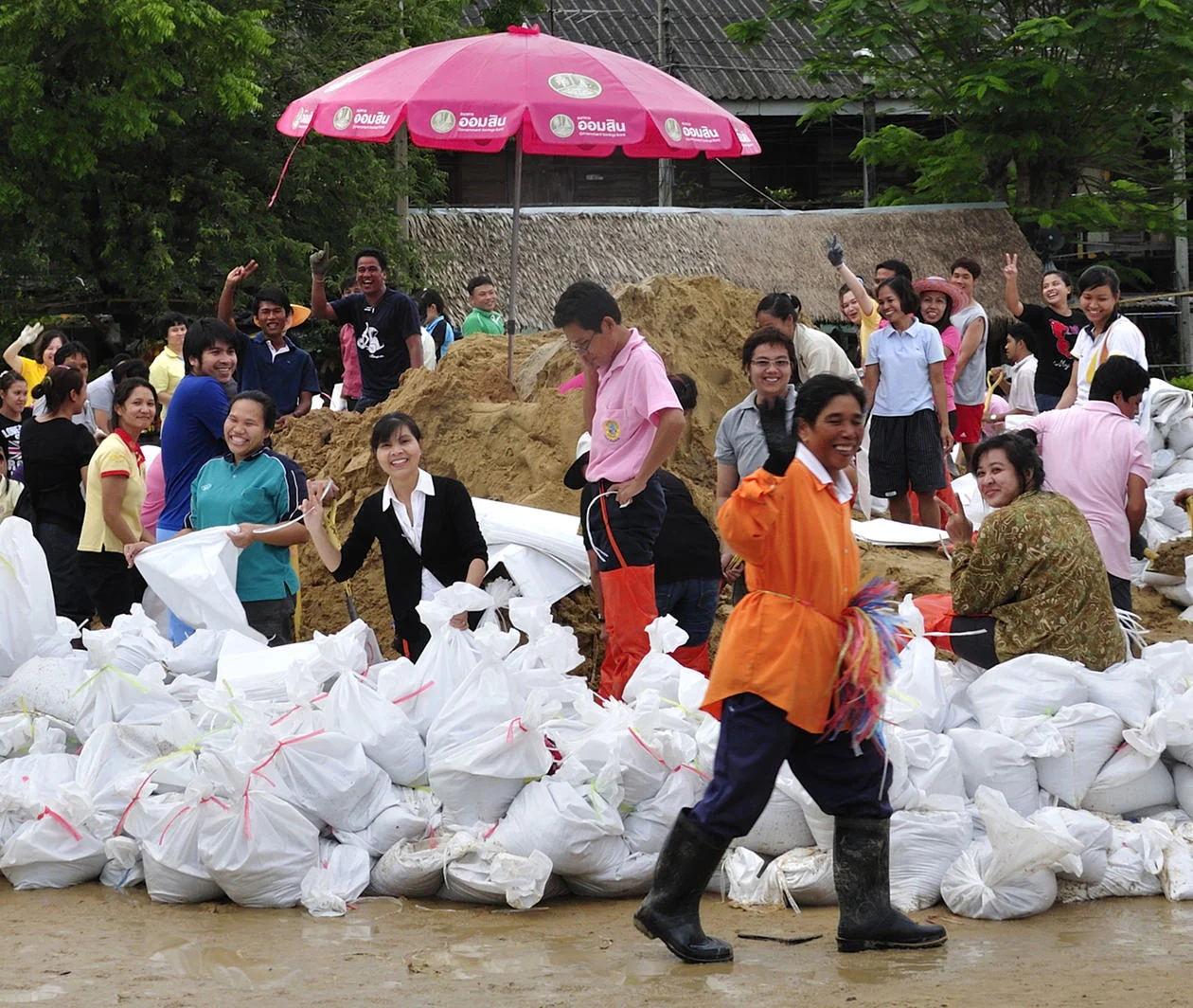 Thai community prepare for flooding by filling sandbags