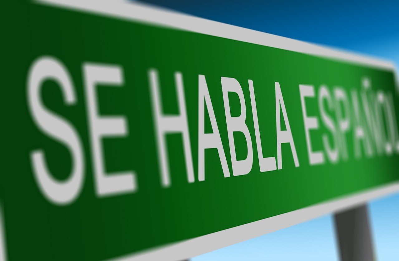 A sign saying S'e habla Espanol'