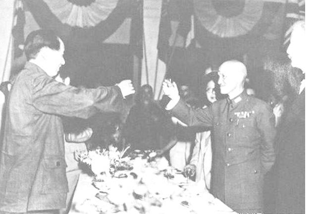 Mao Zedong and Chiang Kai-Shek toast each other at a banquet held in Chongqing City, China, 1945.