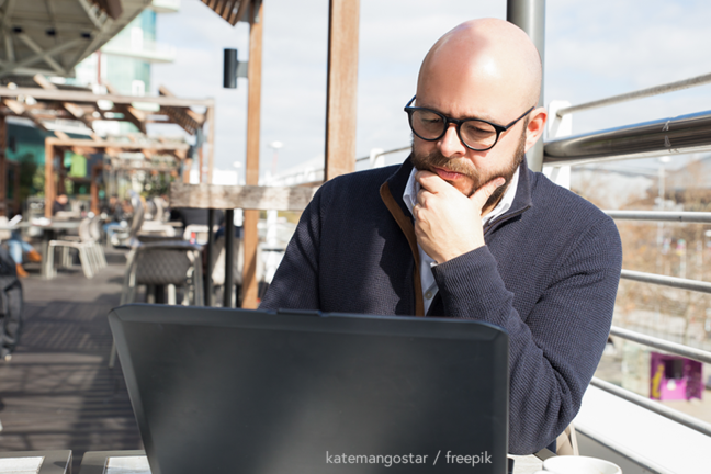 Man working on laptop - katemangostar / freepik