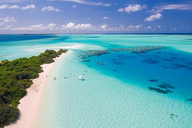 A photo of an atoll in the Maldives from above.