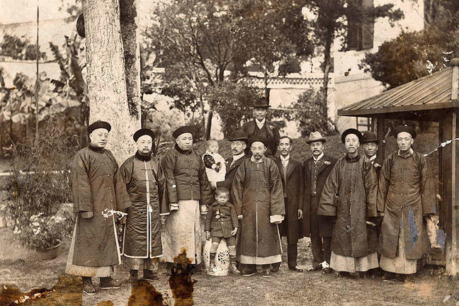 Huang Zunxian with family, 1900