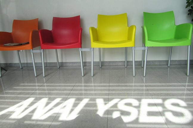 An image of colourful chairs with the word ANALYSES underneath.