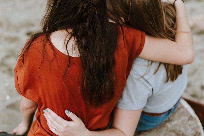 Twee vrouwen die elkaar omhelzen
