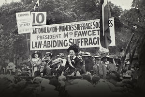 1913年，妇女选举权国家联盟的国家联盟总裁Millicent Fawcett，在1913年在海德公园提供了一群人群。横幅落后于Fawcett夫人读了“守法震惊的人”。