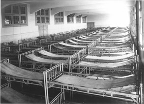 Black and white photograph from 1912 of the female dormitory in the 'Immigrants Hotel' in Buenos Aires