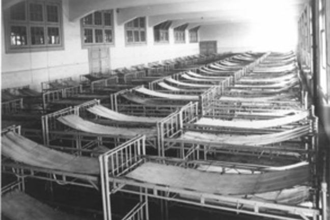 Black and white photograph from 1912 of the female dormitory in the 'Immigrants Hotel' in Buenos Aires