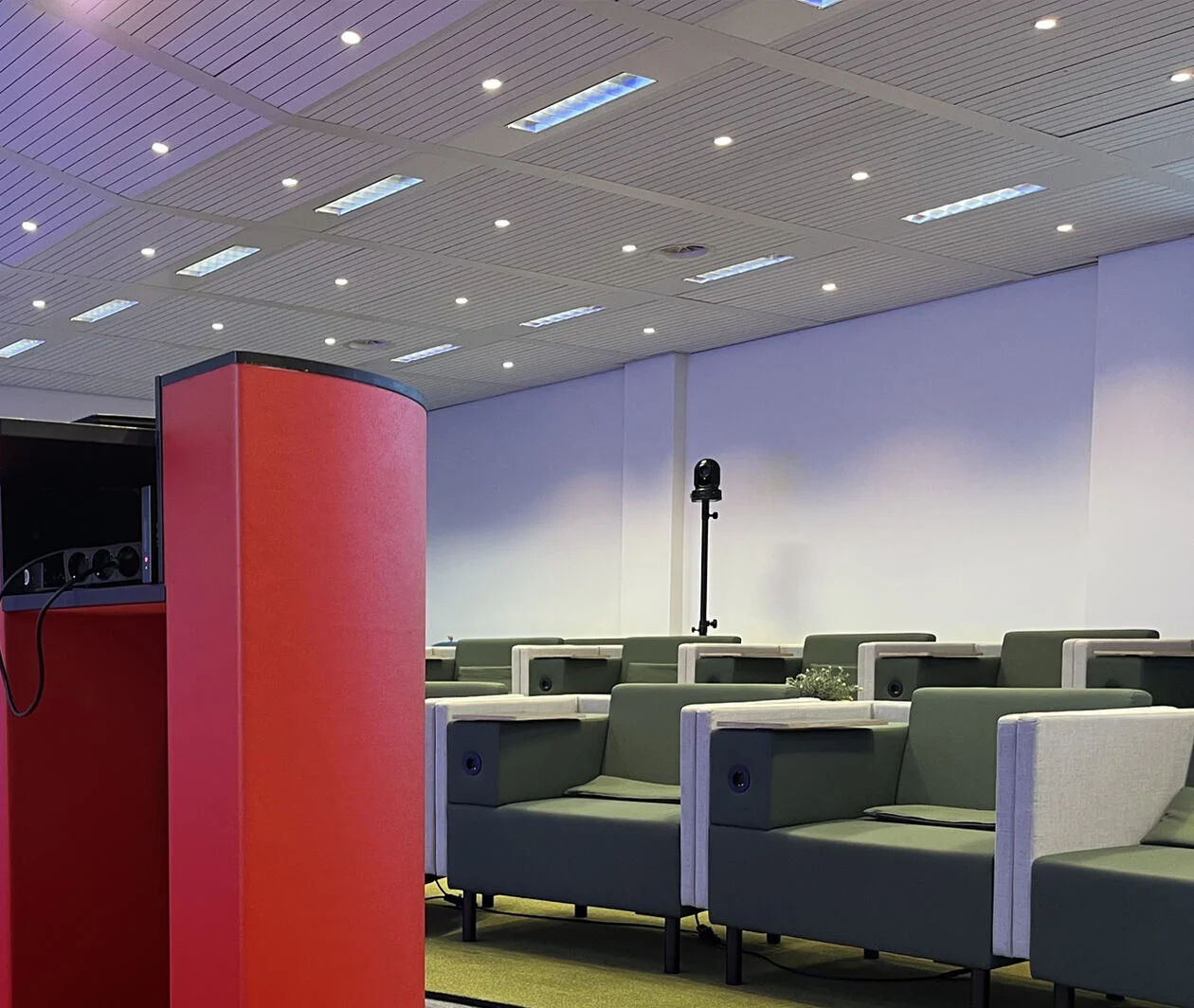 A lecture hall equipped with camera and projector for facilitating blended and hybrid classes in higher education.