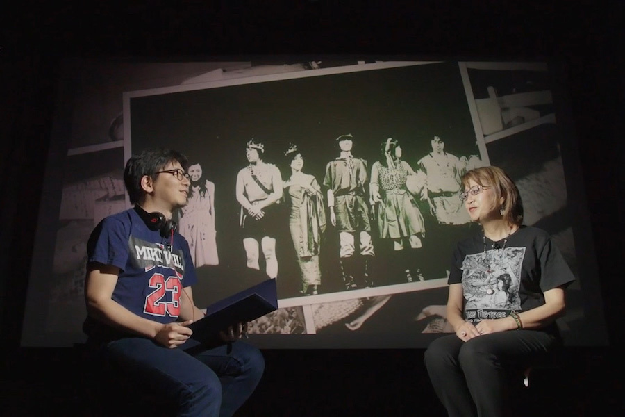 Prof. Ohwada is interviewing with Ms. Mari Kotani in front of the screen showing Cos-Play in early days