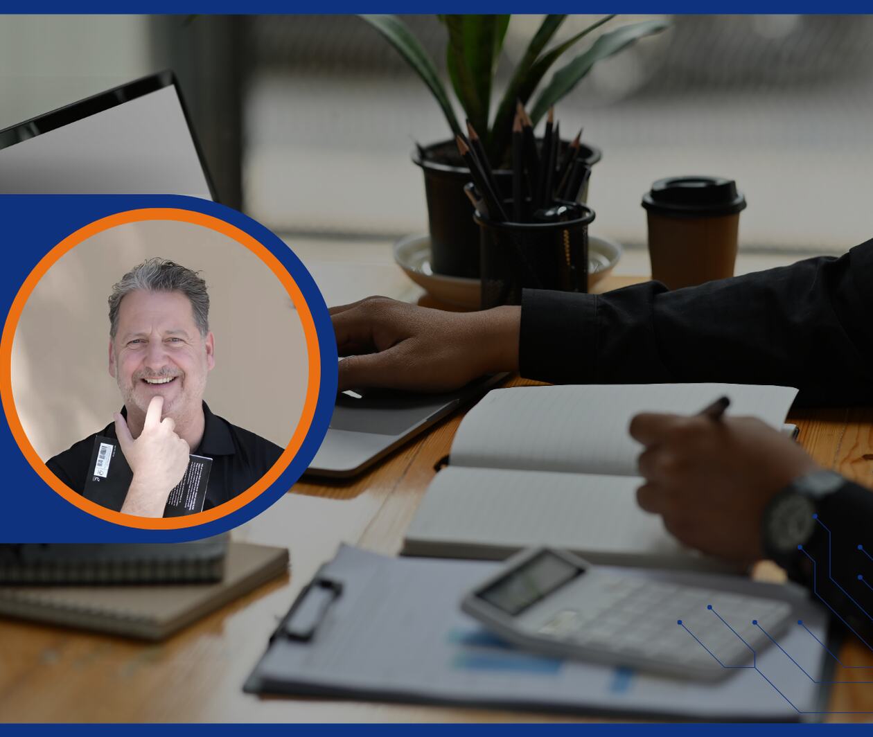 Profesional escribiendo en un entorno de oficina con laptop y cuaderno. Recuadro con Andreas Loizou, instructor del curso “Redacción Comercial: Claridad, Persuasión e IA”, enfocado en mejorar la comunicación empresarial.