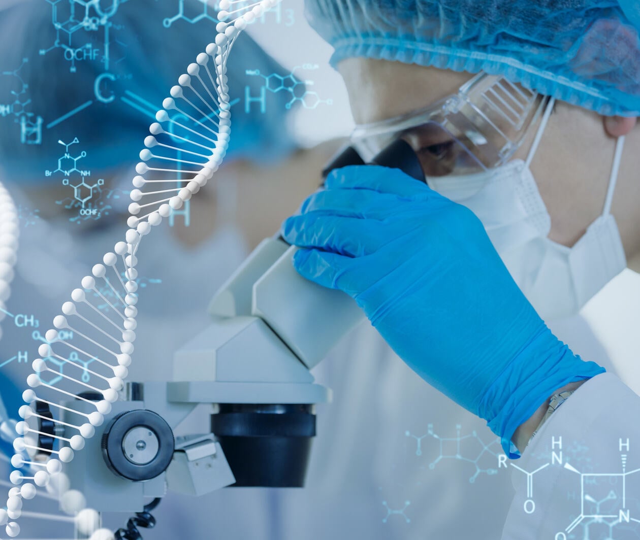 Scientist in laboratory examining sample under microscope, surrounded by digital DNA double helix and chemical formulas. Represents genetic research, biotechnology and advanced molecular analysis in modern scientific environment.