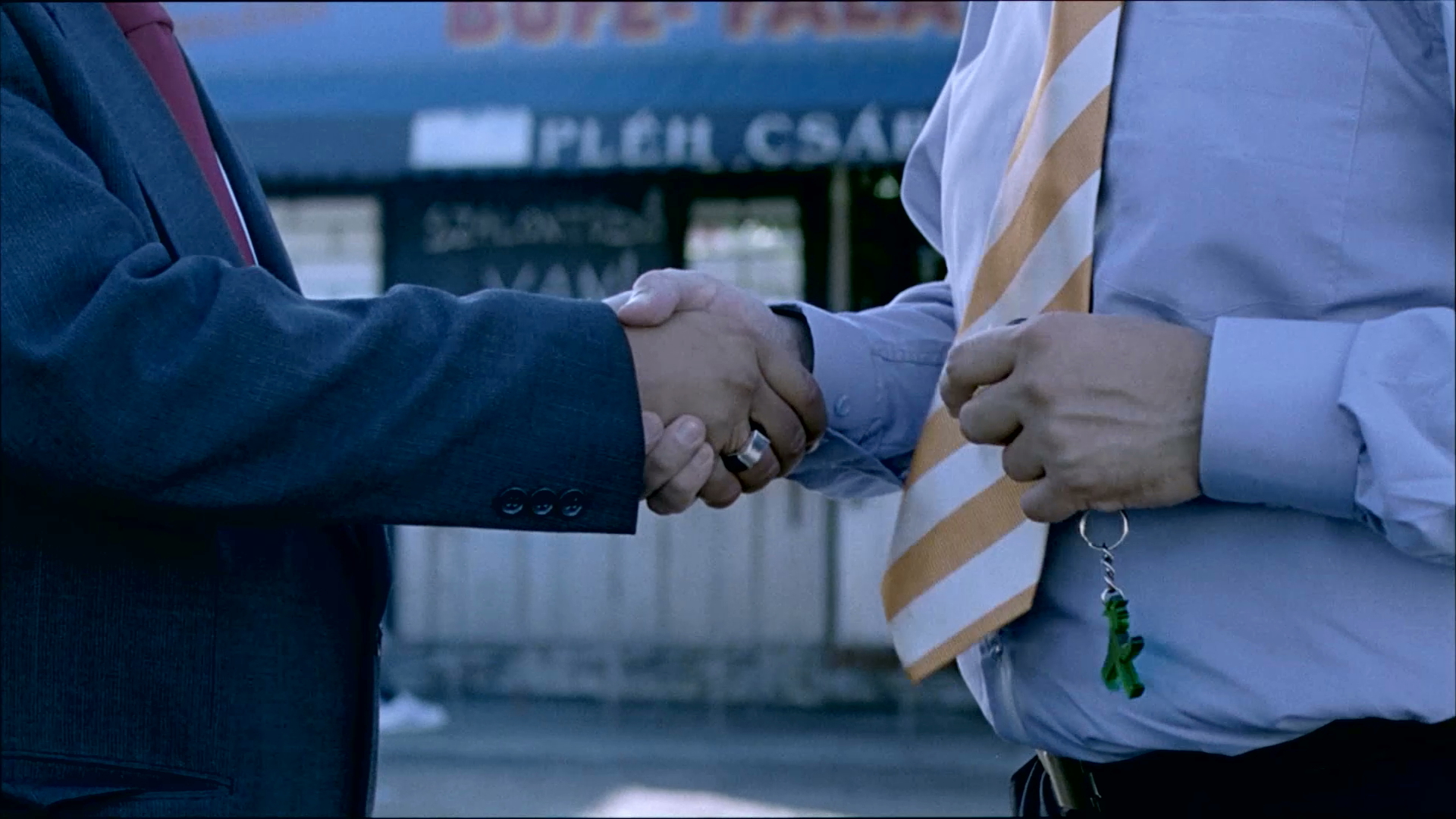 Close up from the film Sazlontudo of two men shaking hands