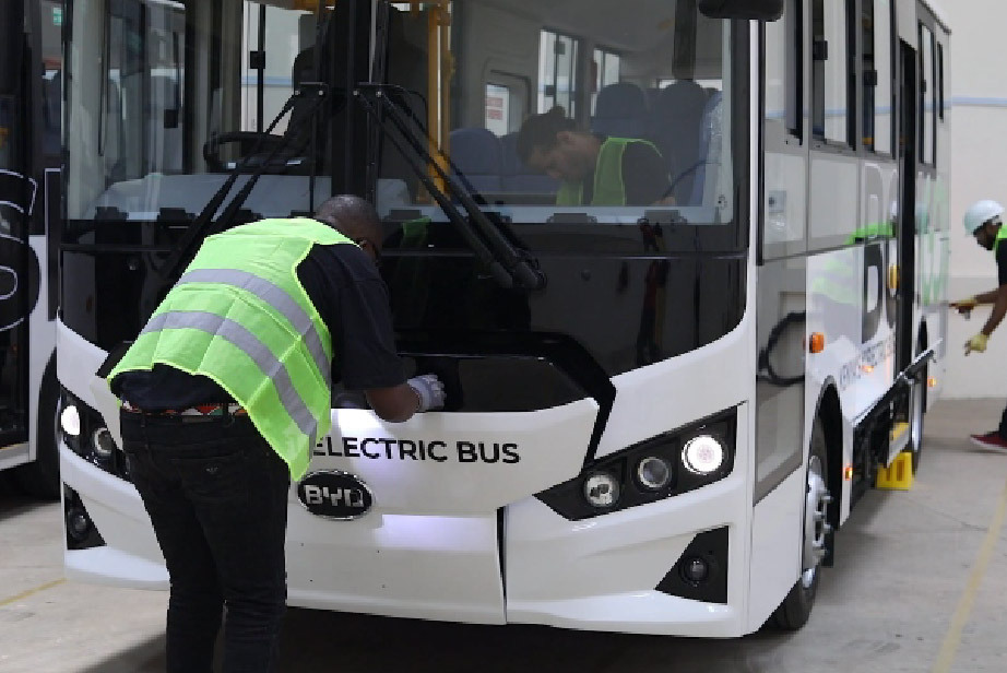 Un hombre comprueba la parte delantera de un E-Bus.