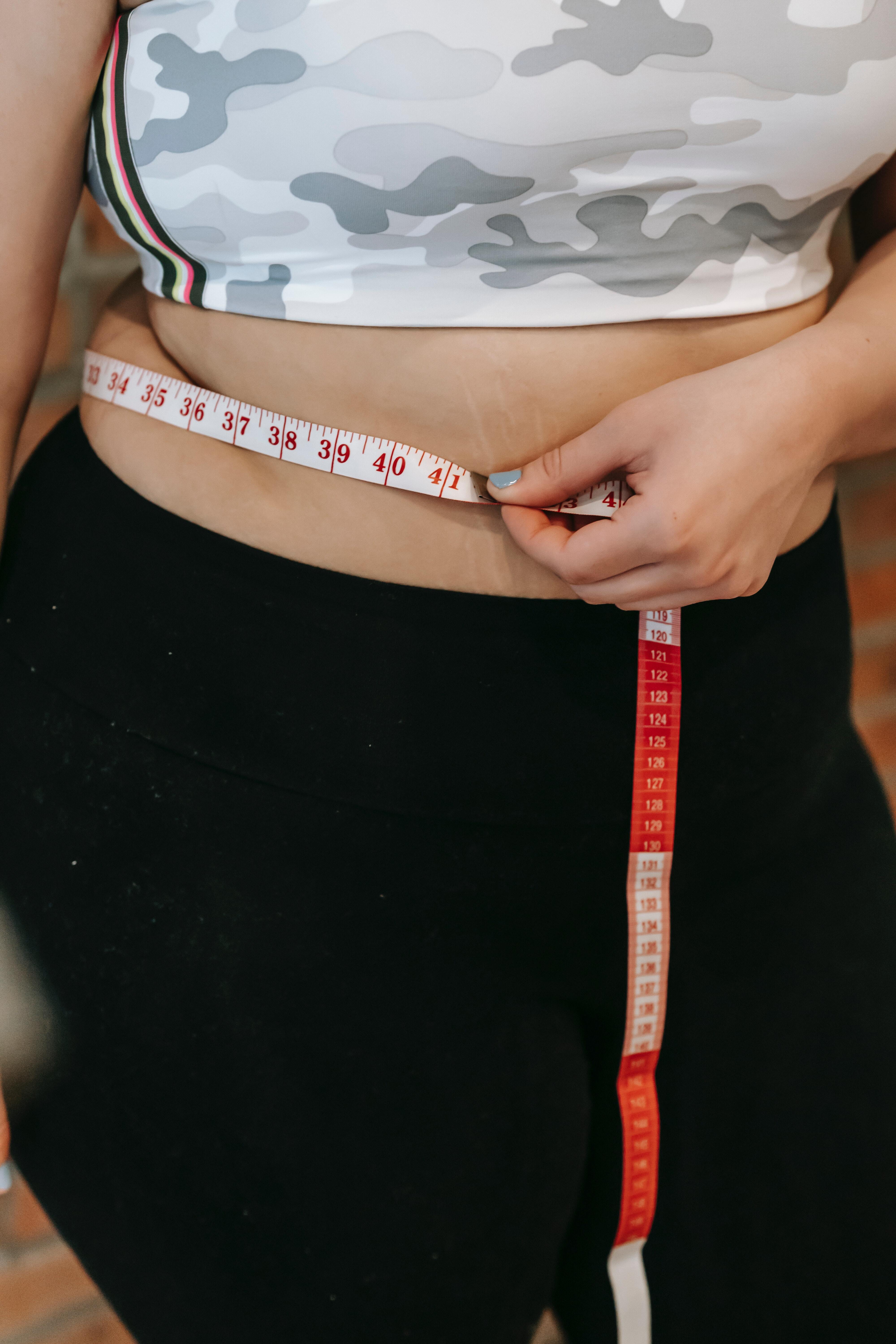 A women measuring her waist