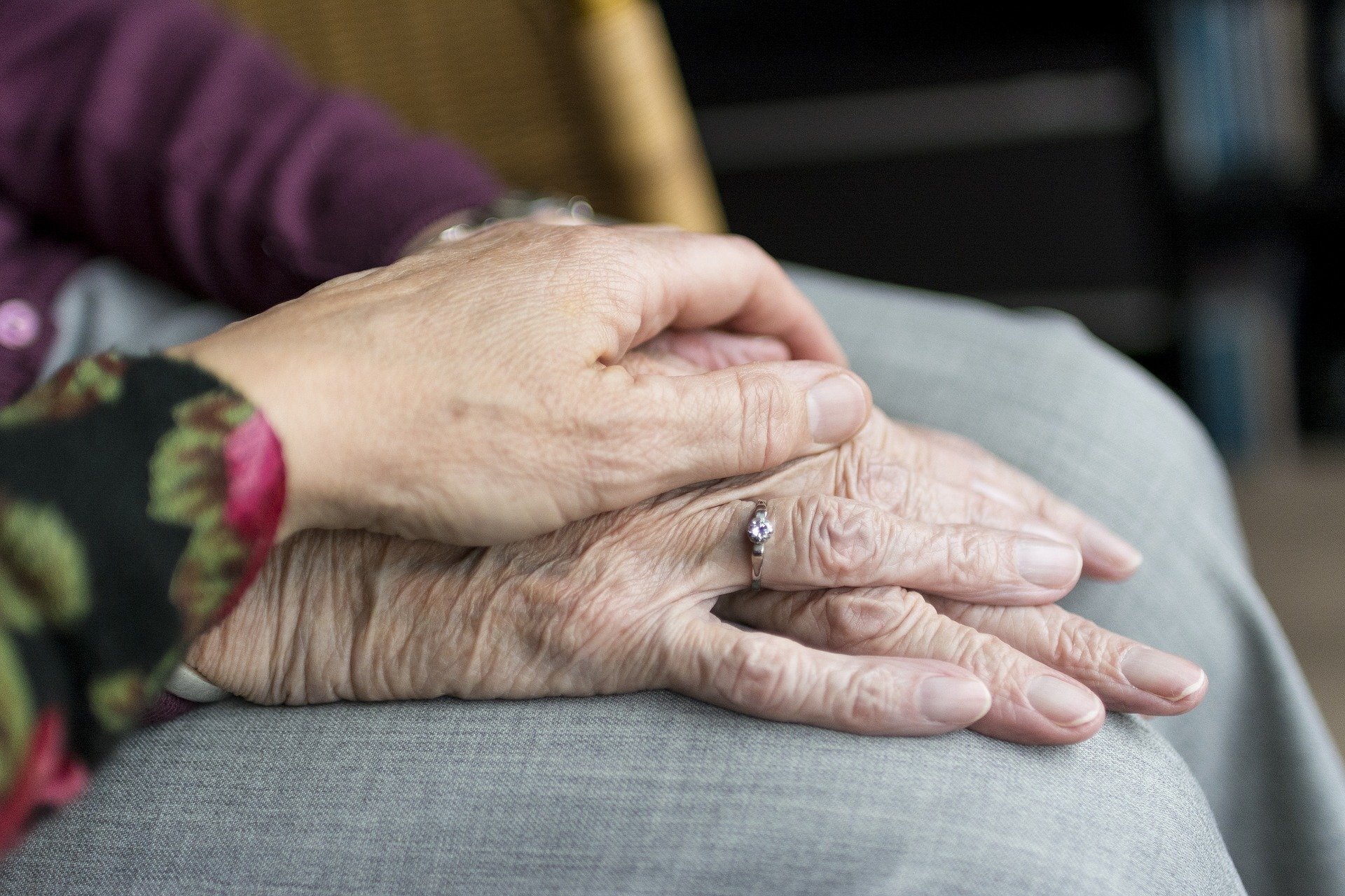 A picture of two people holding hands.