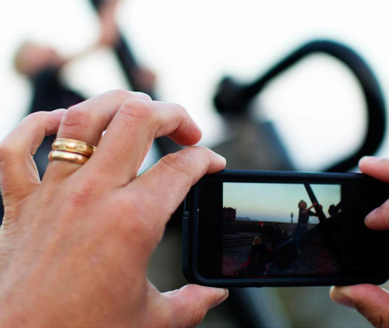 Creating community news, photographing with a smartphone