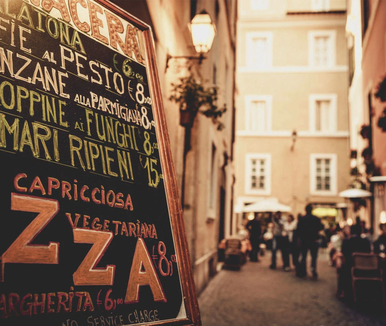 A busy Italian street, perfect for meeting and greeting people