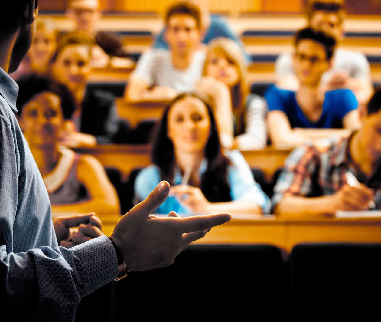 Lecturer presenting to students