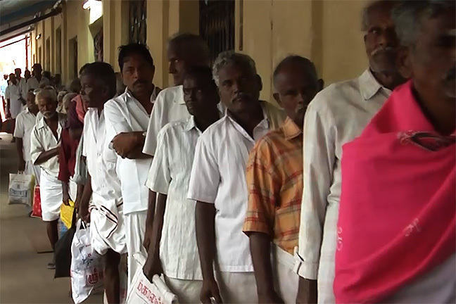 Une file de patients faisant la queue, Inde