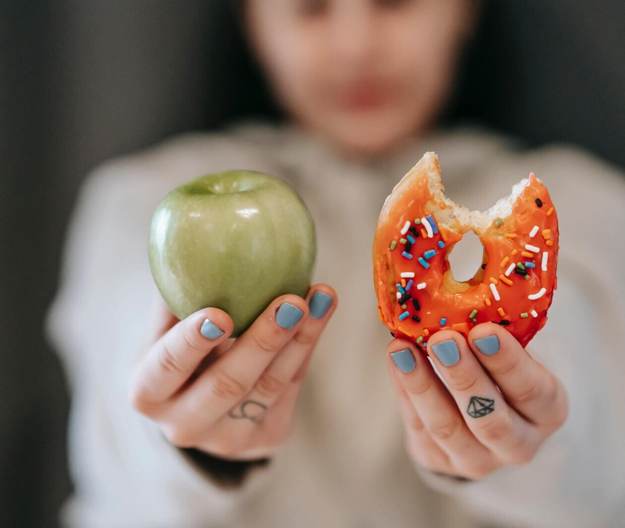 Choosing an apple or a donut - how do humans decide what to do?