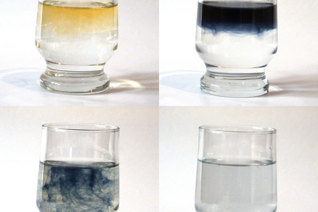 Cuatro imágenes que muestran las etapas en el análisis de vitamina C utilizando yodo y almidón.