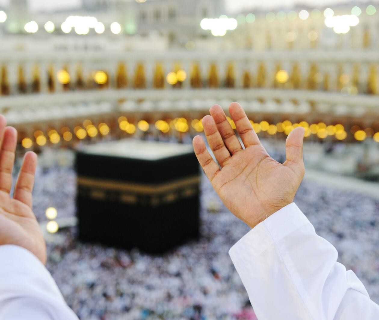 A person makes dua near Kaabah