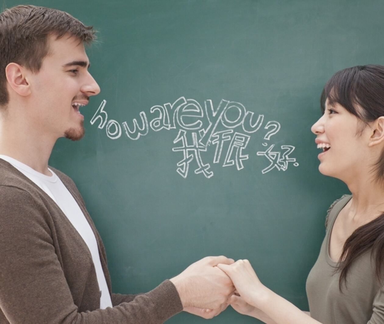 Two students greet each other in Chinese 