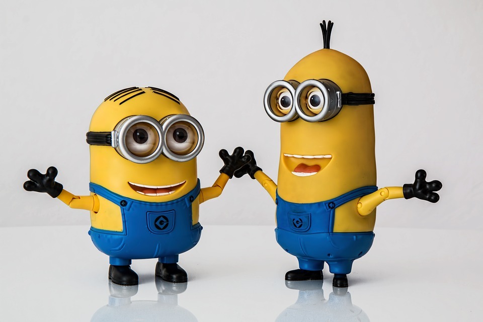 Two minion toys dancing