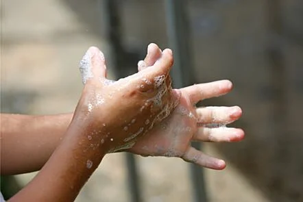 Protección de la infancia durante la COVID-19 y otros brotes de enfermedades infecciosas