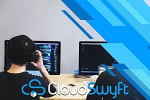 一个男人坐在电脑前戴着耳机。图像标记为CloudSwyft。