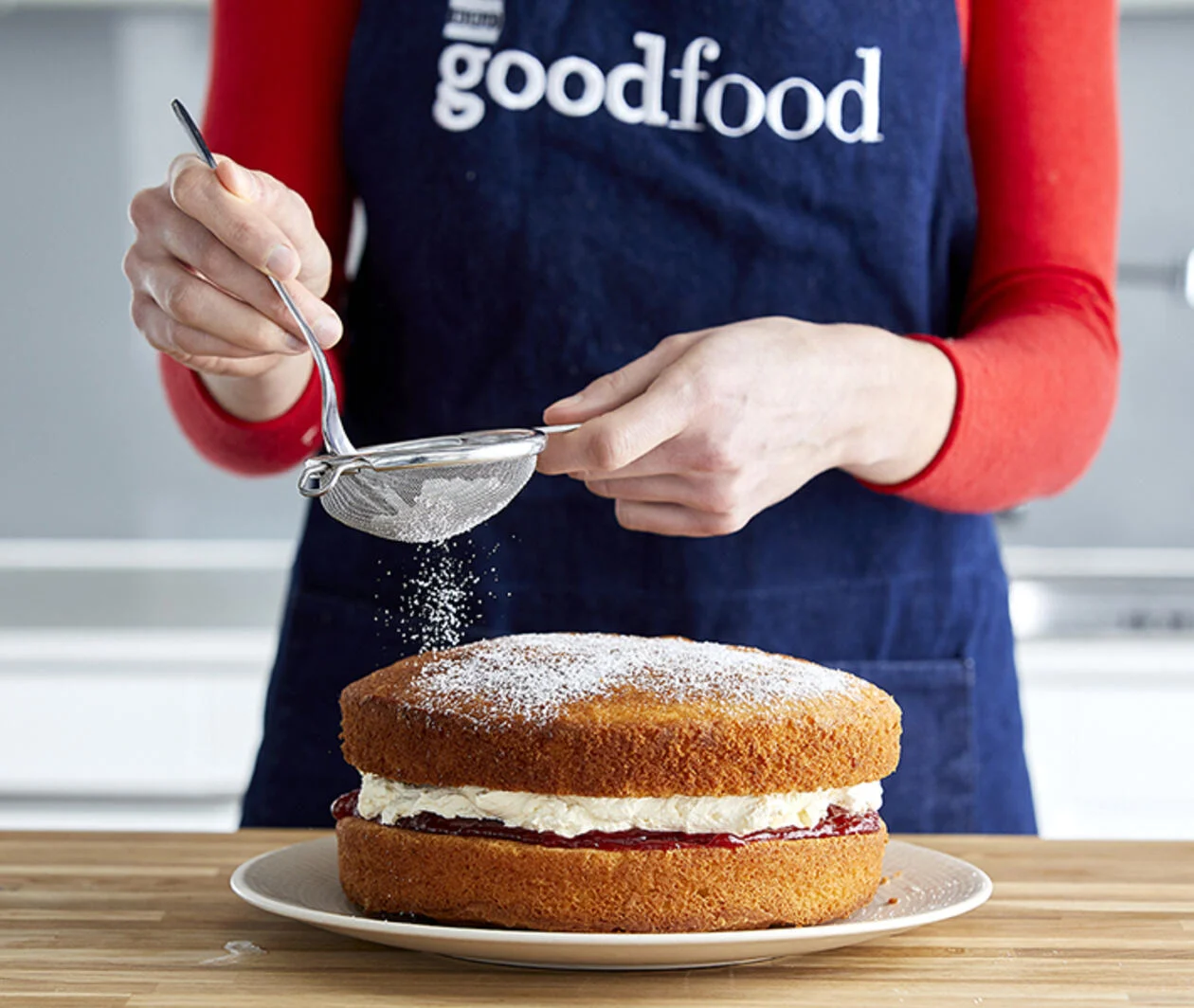 Victoria Sponge final touches