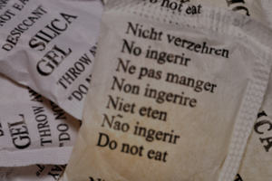 Small bags with text in 7 languages