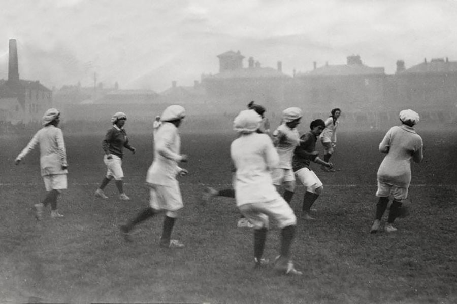 Women's football match from 1917