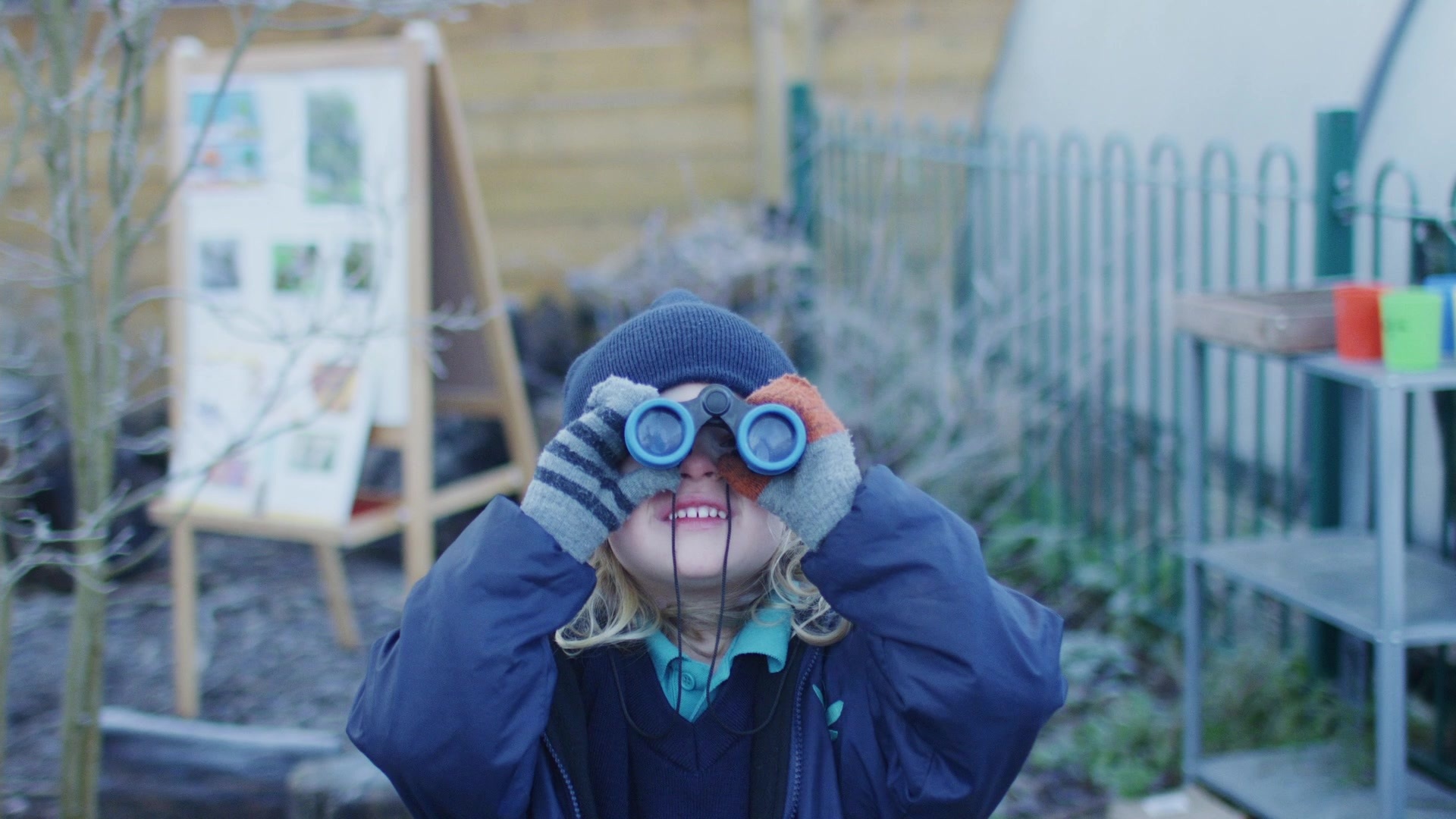 A child looking through binocolours